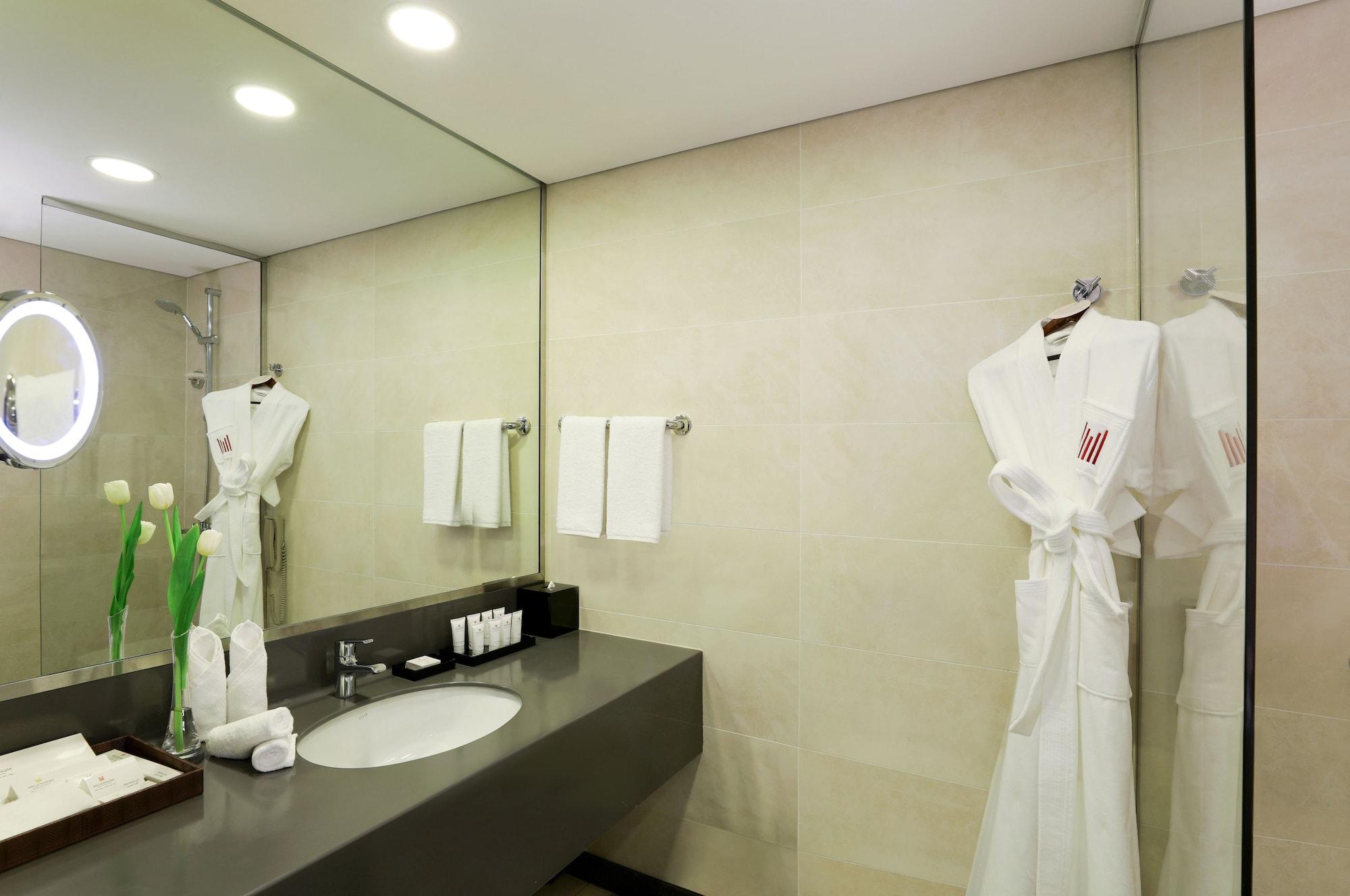 ミレニアム マディーナ エアポート ホテル エクステリア 写真 A bathroom in a hotel
