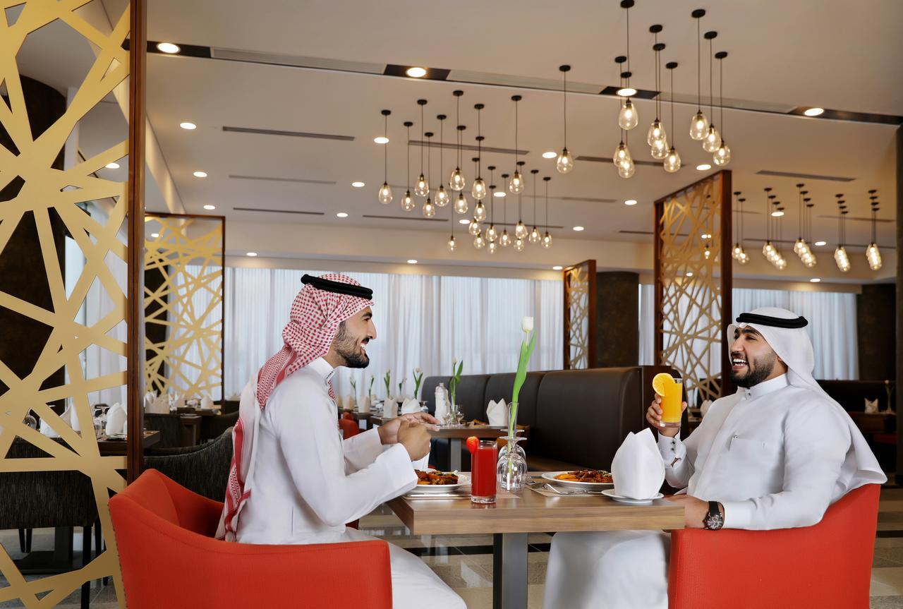 ミレニアム マディーナ エアポート ホテル エクステリア 写真 Arab men in traditional dress