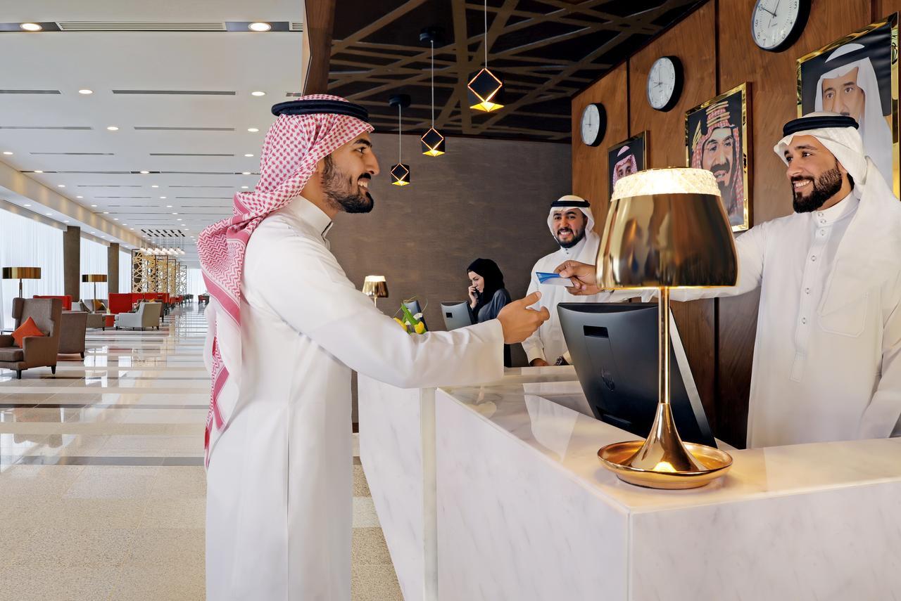 ミレニアム マディーナ エアポート ホテル エクステリア 写真 Saudi Arabian men wearing the dishdasha